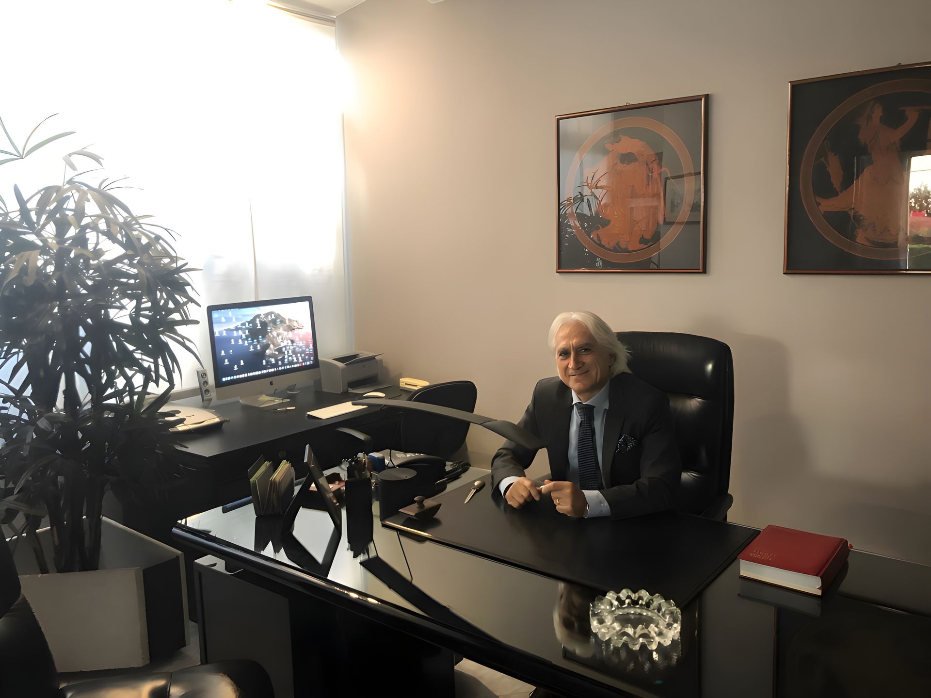 Foto dell'Avv. Nuzzo nel suo studio legale